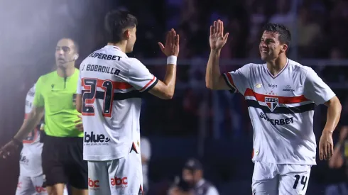 Tapia jogador do Sao Paulo comemora seu gol com Bobadilla jogador da sua equipe durante partida contra o Fluminense no estadio Morumbi pelo campeonato Brasileiro A 2025.