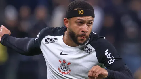 Memphis Depay sofreu corte profundo na perna em Corinthians x Palmeiras