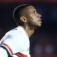 André Silva perde gol inacreditável após passe magistral de Ferreirinha, e torcida não perdoa