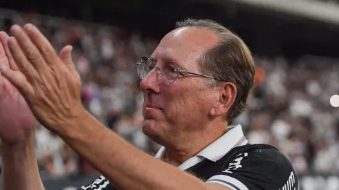 RJ – RIO DE JANEIRO – 26/07/2025 – BRASILEIRO A 2025, BOTAFOGO X CORINTHIANS – John Textor CEO do Botafogo durante partida contra o Corinthians no estadio Engenhao pelo campeonato Brasileiro A 2025.