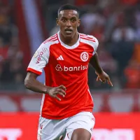 Vasco e Bahia disputam contratação de Robert Renan ex-zagueiro do Internacional