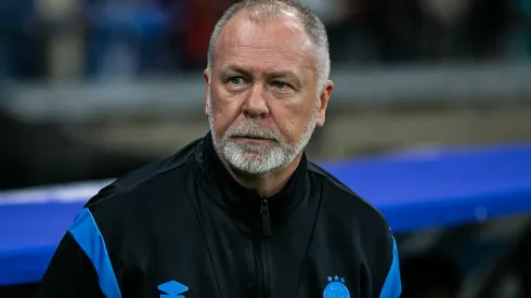 Mano Menezes no comando técnico do Grêmio – Foto: Fernando Moreno/AGIF