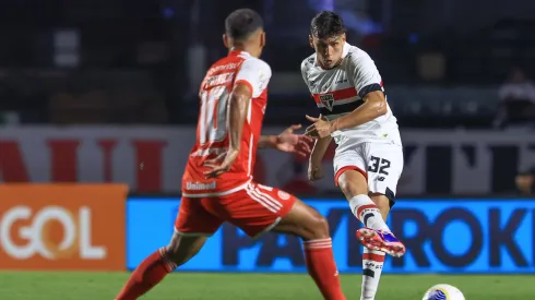 Bobadilla jogador do São Paulo disputa lance com Alan Patrick jogador do Internacional – Foto: Marcello Zambrana/AGIF