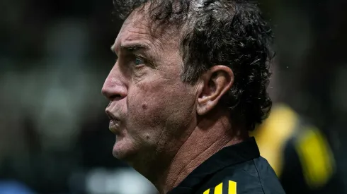 Cuca durante partida entre Atlético e Bragantino, na Arena MRV, pelo Brasileirão.