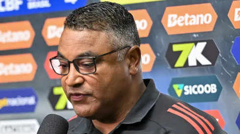 Roger Machado tecnico do Internacional durante partida contra o Santos no estadio Vila Belmiro pelo campeonato Brasileiro A 2025. Foto: Jota Erre/AGIF