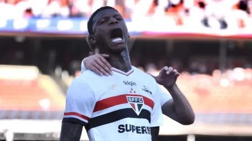 Arboleda jogador do São Paulo comemora seu gol durante partida contra o Fluminense – Foto: Marcello Zambrana/AGIF