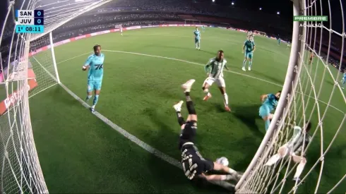 Brazão salvou o Santos em lance em cima da linha com defesaça com o rosto – Foto: Reprodução/SporTV