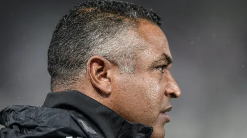 RJ – RIO DE JANEIRO – 11/05/2025 – BRASILEIRO A 2025, BOTAFOGO X INTERNACIONAL – Roger Machado tecnico do Internacional durante partida contra o Botafogo no estadio Engenhao pelo campeonato Brasileiro A 2025.