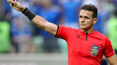 Árbitro Caio Max Augusto Vieira. Foto: Gilson Lobo/AGIF