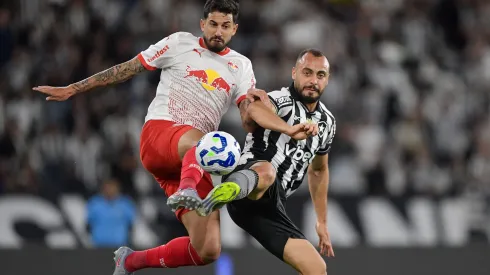 Arthur Cabral jogador do Botafogo disputa lance com Pedro Henrique jogador do Bragantino – Foto: Thiago Ribeiro/AGIF