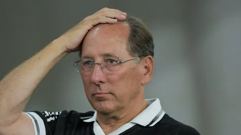 RJ – RIO DE JANEIRO – 26/07/2025 – BRASILEIRO A 2025, BOTAFOGO X CORINTHIANS – John Textor CEO do Botafogo durante partida contra o Corinthians no estadio Engenhao pelo campeonato Brasileiro A 2025.