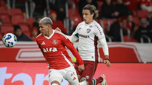 RS – PORTO ALEGRE – 30/07/2025 – COPA DO BRASIL 2025, INTERNACIONAL X FLUMINENSE – Braian Aguirre jogador do Internacional disputa lance com Augustin Canobbio jogador do Fluminense durante partida no estadio Beira-Rio pelo campeonato Copa Do Brasil 2025. Foto: Maxi Franzoi/AGIF