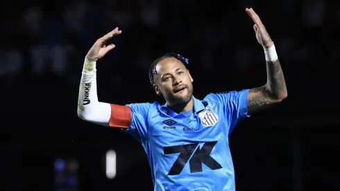 Neymar comemorando com a torcida do Santos – Foto: Marcello Zambrana/AGIF