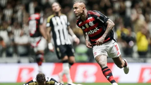 Cebolinha não perdoou e deixou Natanael no chão para marcar golaço pelo Fla – Foto: Gilvan de Souza/CRF