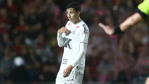 Gabriel Bontempo jogador do Santos comemora seu gol durante a partida entre Sport e Santos no Estadio da Ilha do Retiro em Recife (PE). Foto: Marlon Costa/AGIF