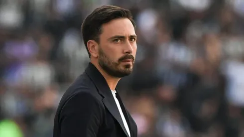 Davide Ancelotti tecnico do Botafogo durante partida contra o Cruzeiro no estadio Engenhao pelo campeonato Brasileiro A 2025. Foto: Thiago Ribeiro/AGIF