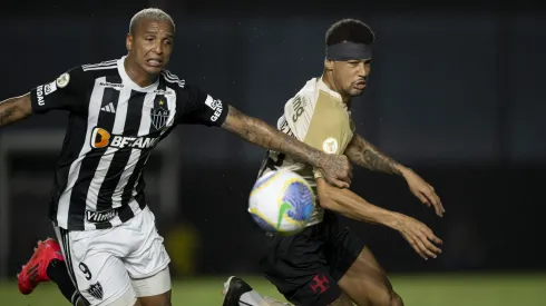 RJ – RIO DE JANEIRO – 04/12/2024 – BRASILEIRO A 2024, VASCO X ATLETICO-MG – Joao Victor jogador do Vasco disputa lance com Deyverson jogador do Atletico-MG durante partida no estadio Sao Januario pelo campeonato Brasileiro A 2024. Foto: Jorge Rodrigues/AGIF