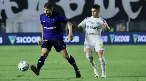 SP – SANTOS – 14/09/2023 – BRASILEIRO A 2023, SANTOS X CRUZEIRO – Lucas Silva jogador do Cruzeiro durante partida contra o Santos no estadio Vila Belmiro pelo campeonato Brasileiro A 2023. Foto: Marcello Zambrana/AGIF