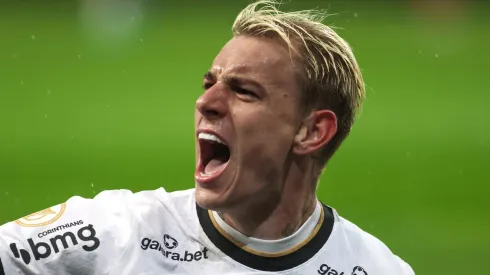 Róger Guedes comemorando gol durante partida entre Corinthians e Atlético-GO, na Neo Química Arena, pelo Brasileirão 2022.