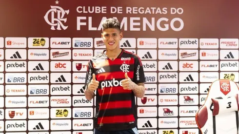 Carrascal foi apresentado pelo Flamengo. Foto: Adriano Fontes/Flamengo