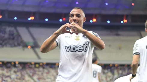 Arthur Cabral decide e Marçal é protagonista em vitória do Botafogo. Foto: Baggio Rodrigues/AGIF