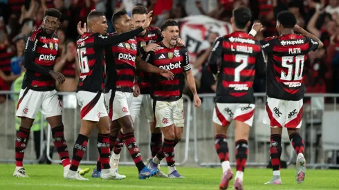 Jogadores do Flamengo comemorando durante a partida contra o Mirassol – Foto: Jorge Rodrigues/AGIF