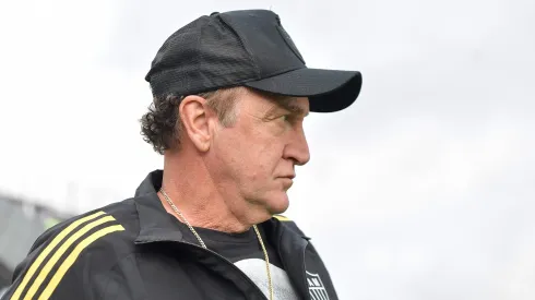 Cuca tecnico do Atletico-MG durante partida contra o Vasco no estadio Sao Januario pelo campeonato Brasileiro A 2025. Foto: Thiago Ribeiro/AGIF