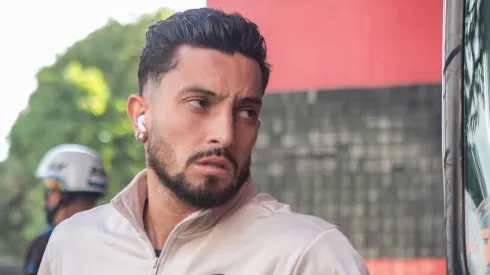 Alex Telles<br />
jogador do Botafogo durante chegada da equipe para partida contra o Sport no estadio Ilha do Retiro pelo campeonato Brasileiro A 2025. Foto: Rafael Vieira/AGIF