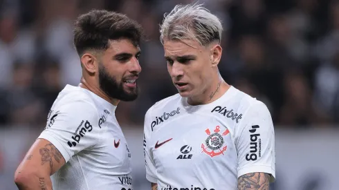 – Roger Guedes ao lado de Yuri Alberto