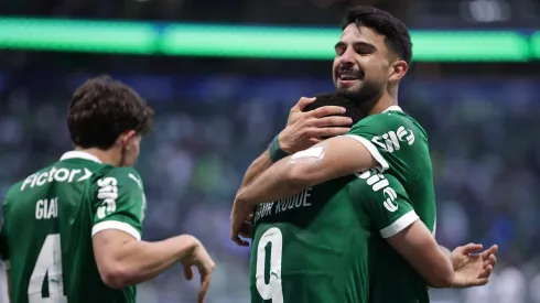 Flaco López comemorando gol com Vitor Roque. Foto: Ettore Chiereguini/AGIF