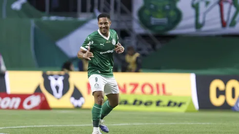 Vitor Roque celebra gol e apoio interno (Photo by Ricardo Moreira/Getty Images)