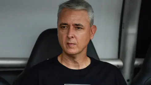 Tiago Nunes durante partida entre Botafogo e Sampaio Corrêa, no Estádio Nilton Santos, pelo Campeonato Carioca 2024.