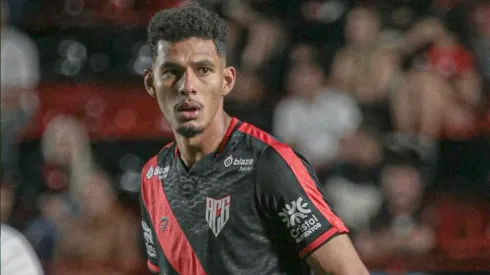 Alix Vinicius, zagueiro do Atlético-GO em partida pelo campeonato brasileiro