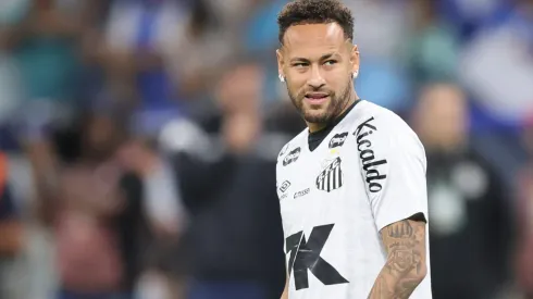 Neymar Junior, jogador do Santos, durante aquecimento antes da partida contra o Cruzeiro no estadio Mineirao pelo campeonato Brasileiro A 2025. Foto: Gilson Lobo/AGIF