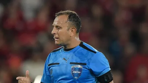 RJ – RIO DE JANEIRO – 13/08/2025 – COPA LIBERTADORES 2025, FLAMENGO X INTERNACIONAL – O arbitro Dario Herrera durante partida entre Flamengo e Internacional no estadio Maracana pelo campeonato Copa Libertadores 2025.