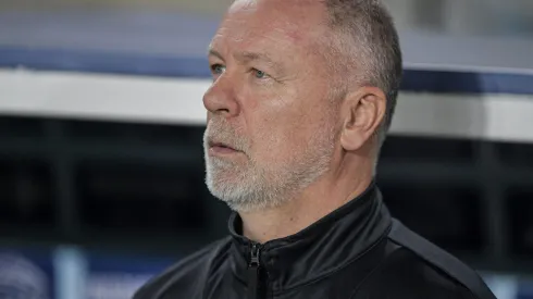 Mano Menezes e capitão Kannemann comandam reunião de alerta no Grêmio. Foto: Thiago Ribeiro/AGIF