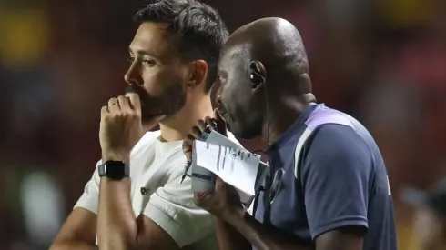 Davide ficou à beira do campo, mas quem dirigiu Botafogo contra LDU foi Caçapa – Foto: Vitor Silva/BFR