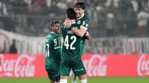 LIMA, PERU – AUGUST 14: Jose Lopez of Palmeiras celebrates with teammates after scoring the fourth goal of their team during the first leg of the CONMEBOL Libertadores Round of 16 match between Universitario and Palmeiras at Estadio Monumental U Marathon on August 14, 2025 in Lima, Peru. (Photo by Raul Sifuentes/Getty Images)