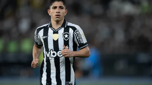 Notas do Botafogo: Vitinho salva, Artur decide e John e Savarino decepcionam. Foto: Jorge Rodrigues/AGIF