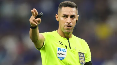 O arbitro Rodrigo Jose Pereira de Lima durante partida entre Cruzeiro e Palmeiras no estadio Mineirao pelo campeonato Brasileiro A 2025. Foto: Gilson Lobo/AGIF