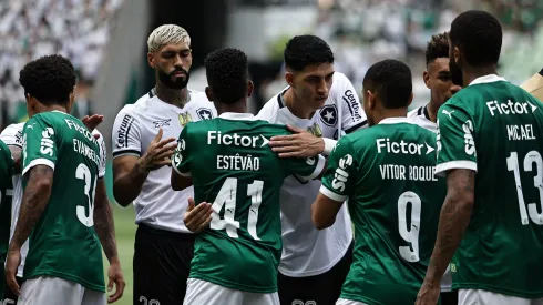 Jogadores se cumprimentam apos execucao do hino nacional antes da partida contra o Botafogo no estadio Arena Allianz Parque pelo campeonato Brasileiro A 2025. Foto: Fabio Giannelli/AGIF