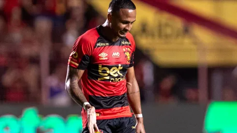 Leo Pereira, jogador do Sport, lamenta durante partida contra o Bahia no estadio Ilha do Retiro pelo campeonato Brasileiro A 2025. Foto: Rafael Vieira/AGIF