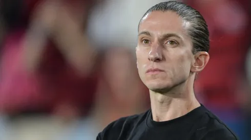 Filipe Luís tem desfalques e dúvidas para Inter x Flamengo – Foto: Thiago Ribeiro/AGIF