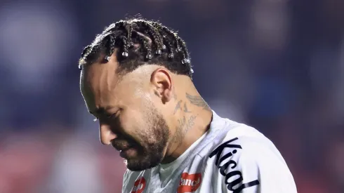 SP – SAO PAULO – 17/08/2025 – BRASILEIRO A 2025, SANTOS X VASCO – Neymar jogador do Santos chora apos a partida contra o Vasco no estadio Morumbi pelo campeonato Brasileiro A 2025.