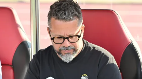 Cleber Xavier tecnico do Santos durante partida contra o Vasco no estadio Morumbi pelo campeonato Brasileiro A 2025. Foto: Jota Erre/AGIF