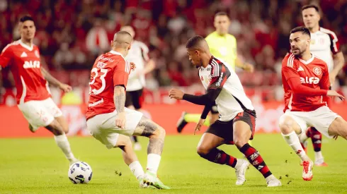 Internacional x Flamengo em partida pelo Campeonato Brasileiro – Foto: Adriano Fontes/Flamengo