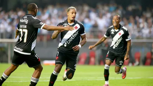 David jogador do Vasco comemora seu gol durante partida contra o Santos no estadio Morumbi pelo campeonato Brasileiro A 2025. Foto: Mauricio De Souza/AGIF