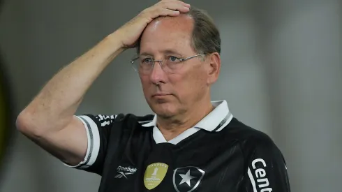 Botafogo de Textor vem tendo problemas para trazer zagueiros após lesões.