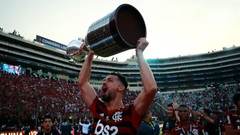 Pablo Marí segura a taça da Libertadores após o título. Foto: Daniel Apuy/Getty Images