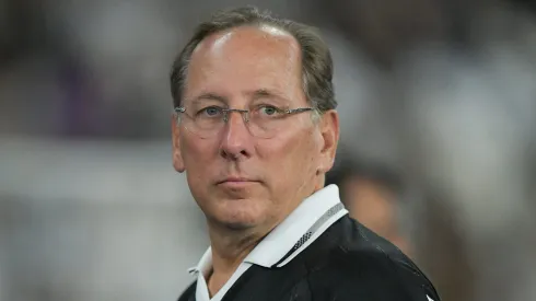 John Textor é exposto por Holding